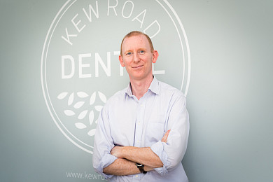 Dr Andrew Stevenson performing root canal treatment at Kew Road Dental, Richmond